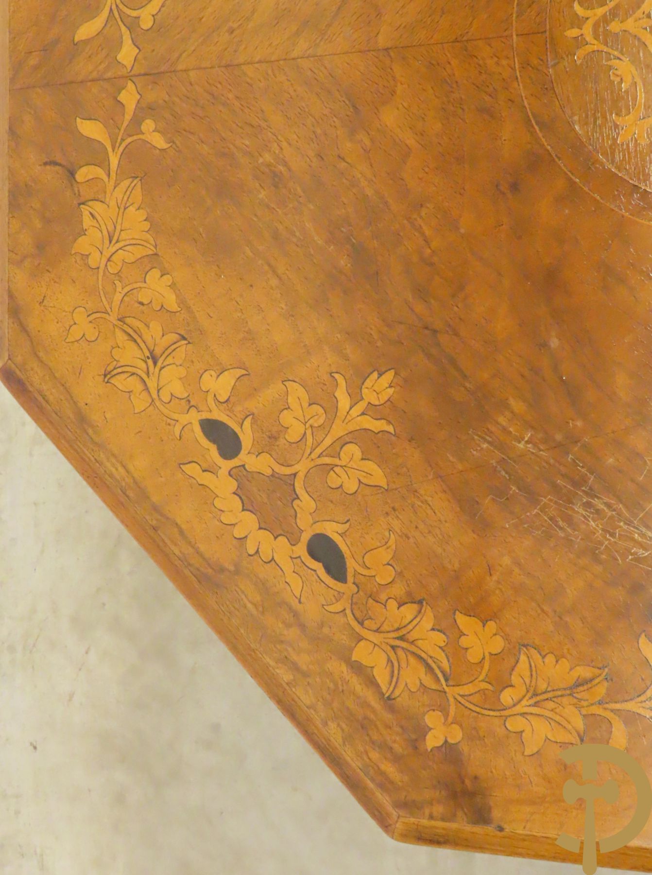 Achthoekige bijzettafel met marqueterie op vierpikkel