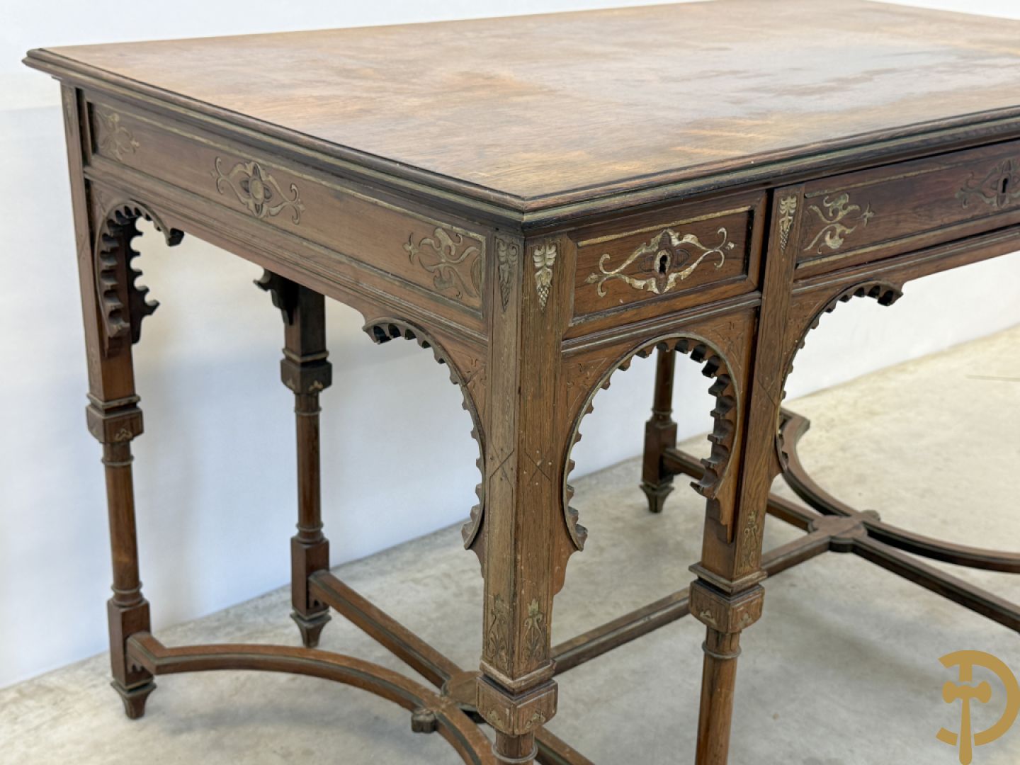 Syrische schrijftafel in exotische houtsoorten met 3 lades op 8 poten met boogvormige en deel vergulde motieven, 19e