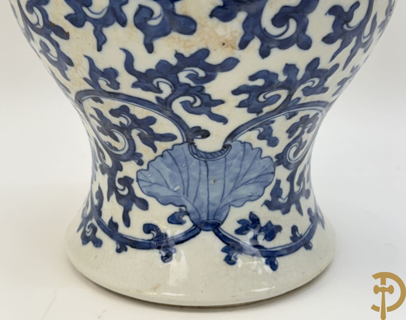 Paar Chinese dekselpotiches in blauw wit porselein met bloemendecor en accanthusranken