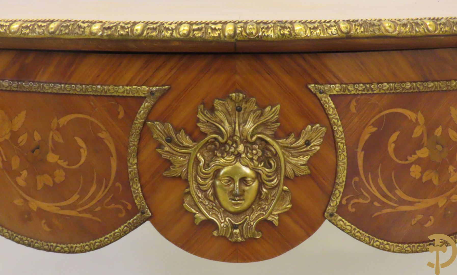 Gemarketteerde ovale notelaren tafel bezet met bronsbeslag van dameshoofden + stoel