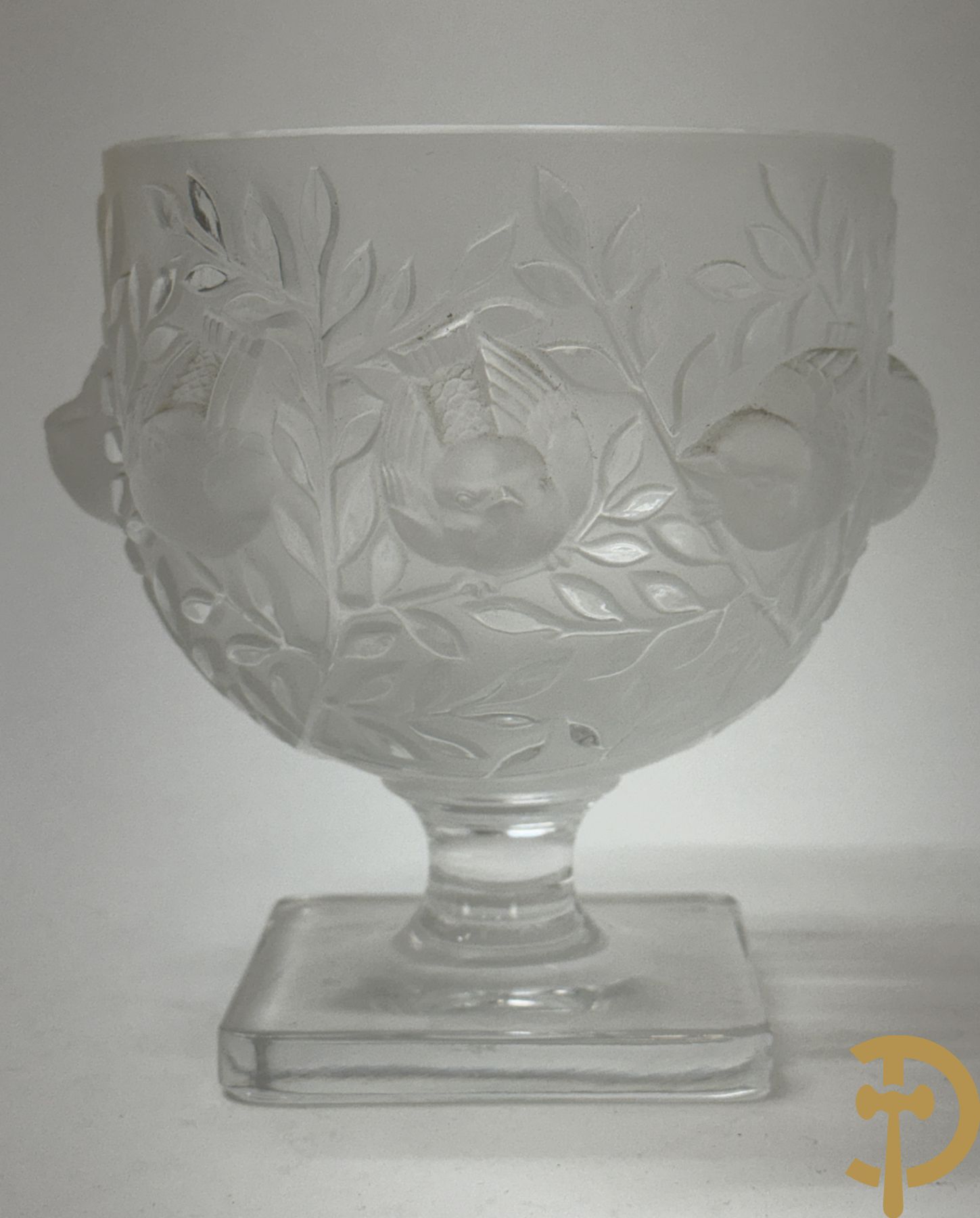 Coupe van glaspasta met vogel- en bloemendecor, Lalique France getekend