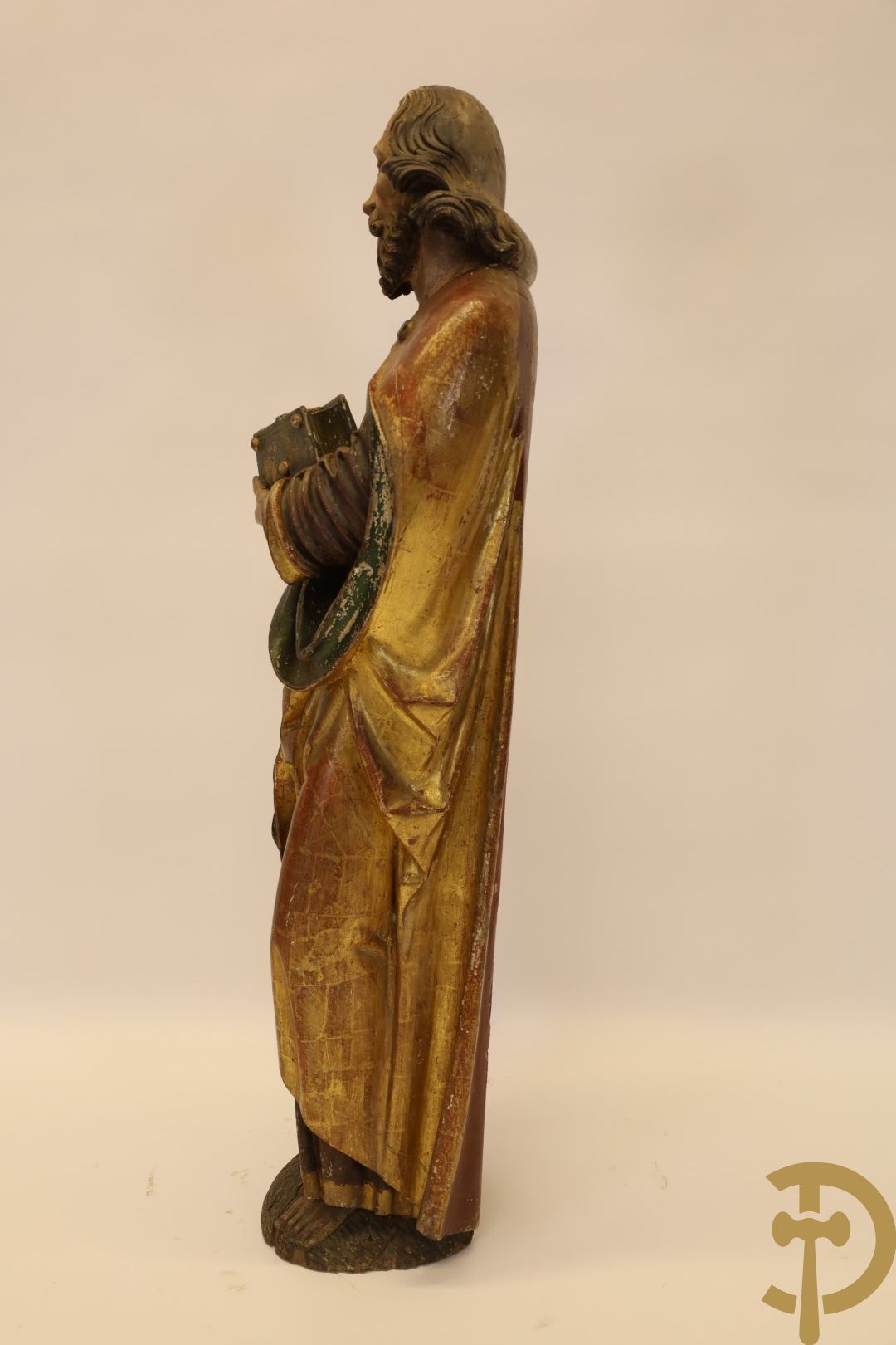 Antieke mooi gepolychromeerde houtsculptuur van een evangelist met boek, 17e - Hoogte 136 cm. (stukje pink af van rechterhand)