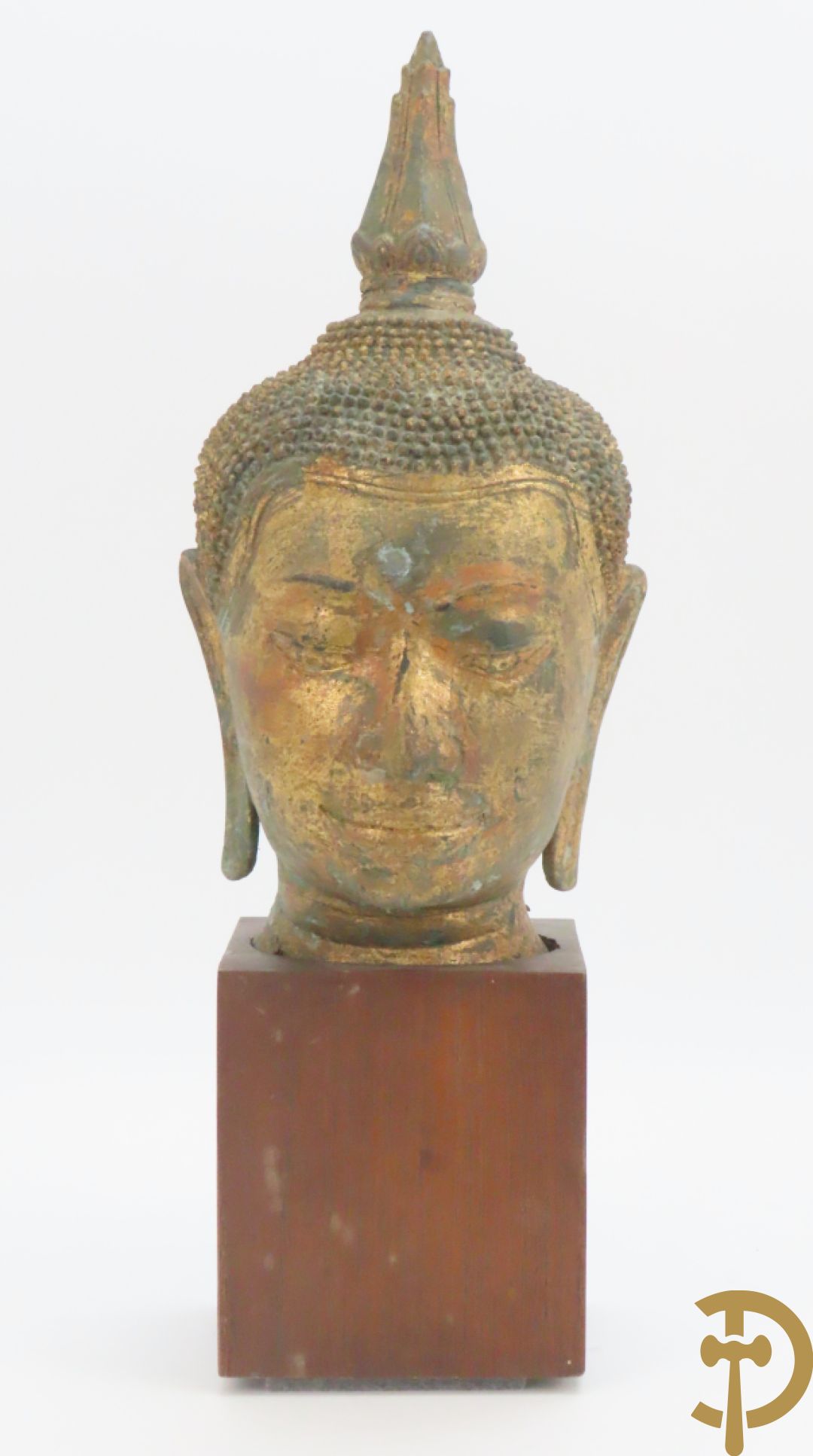 Koperen boedhahoofd op houten sokkel