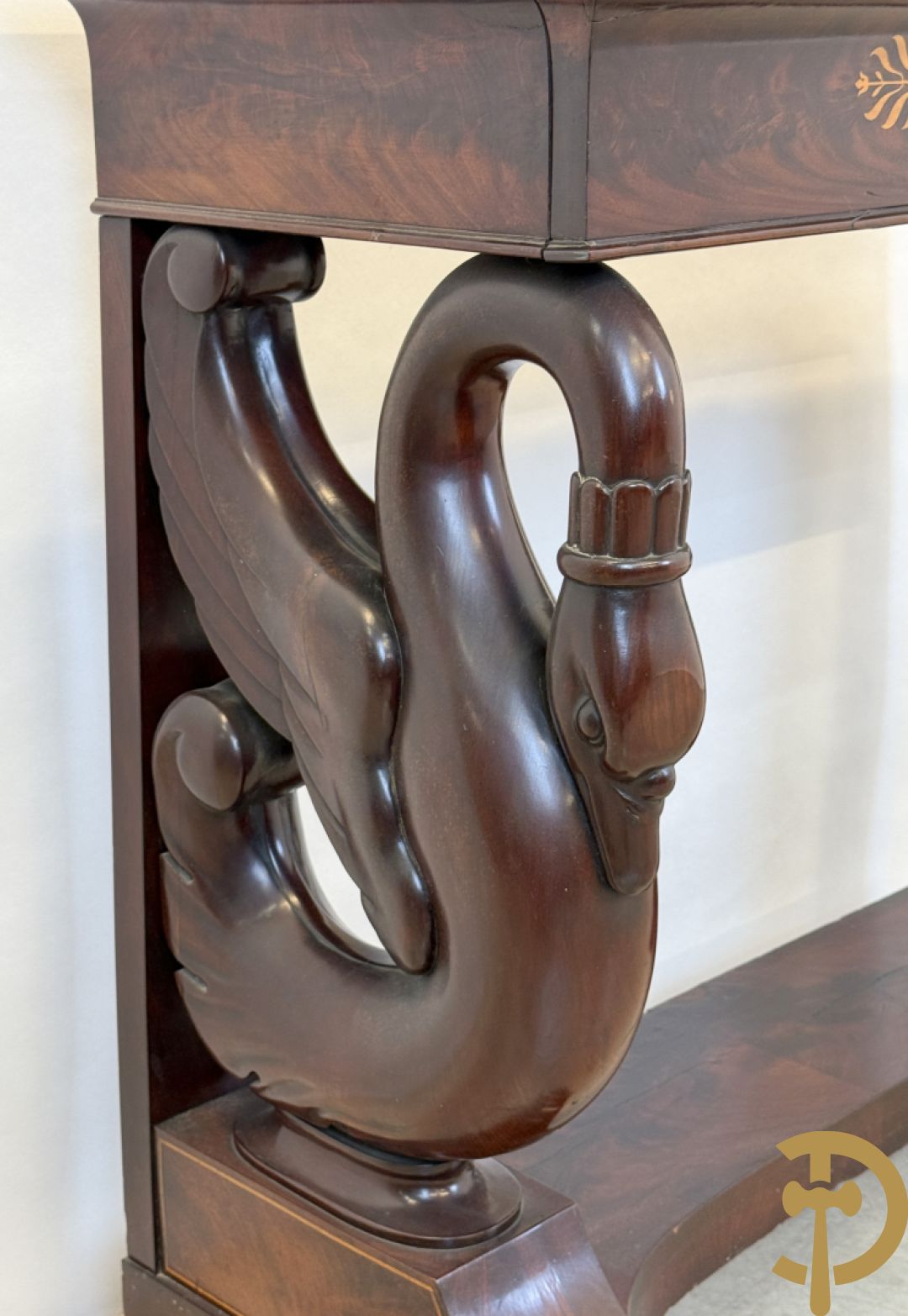 Mahoniehouten console met lade, voluutvormige zwanehalzen en marmeren blad