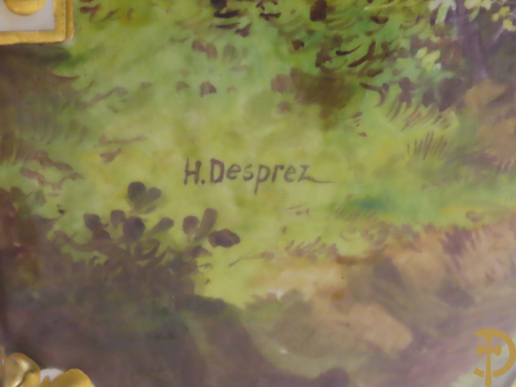 Grote porseleinen Sèvres vaas met dubbel decor van cavalerie, slagveldtaferelen en zicht op kasteel, DESPREZ H. getekend in het decor - bovenaan met verguld decor en zijdelings met bronzen oren en accanthusranken - deksel met Sèvres merkteken - op vierkante bronzen sokkel met klauwepoten