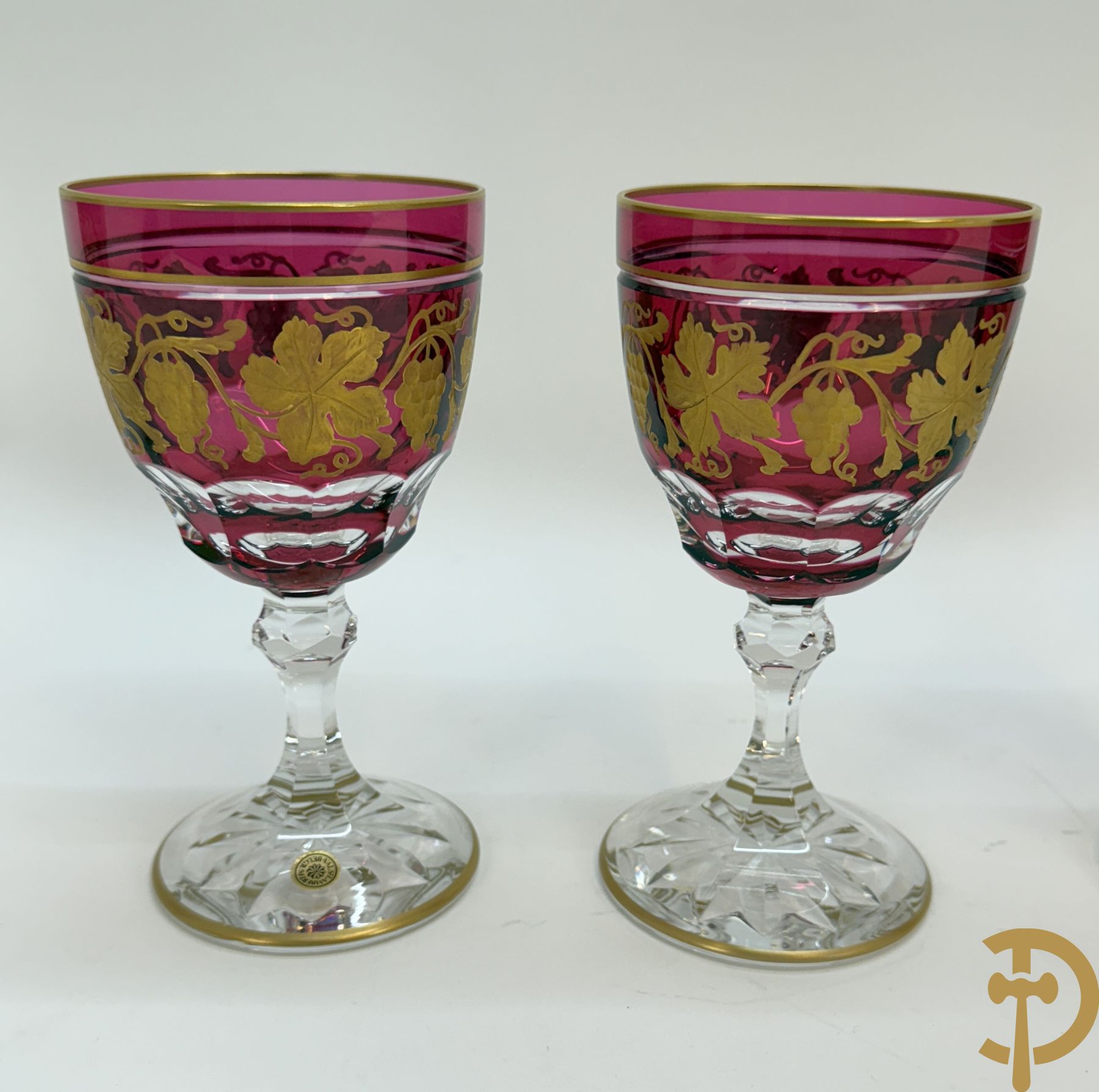 Acht rode handgeslepen Val-Saint-Lambert glazen met verguld decor van accanthusranken en druivenranken