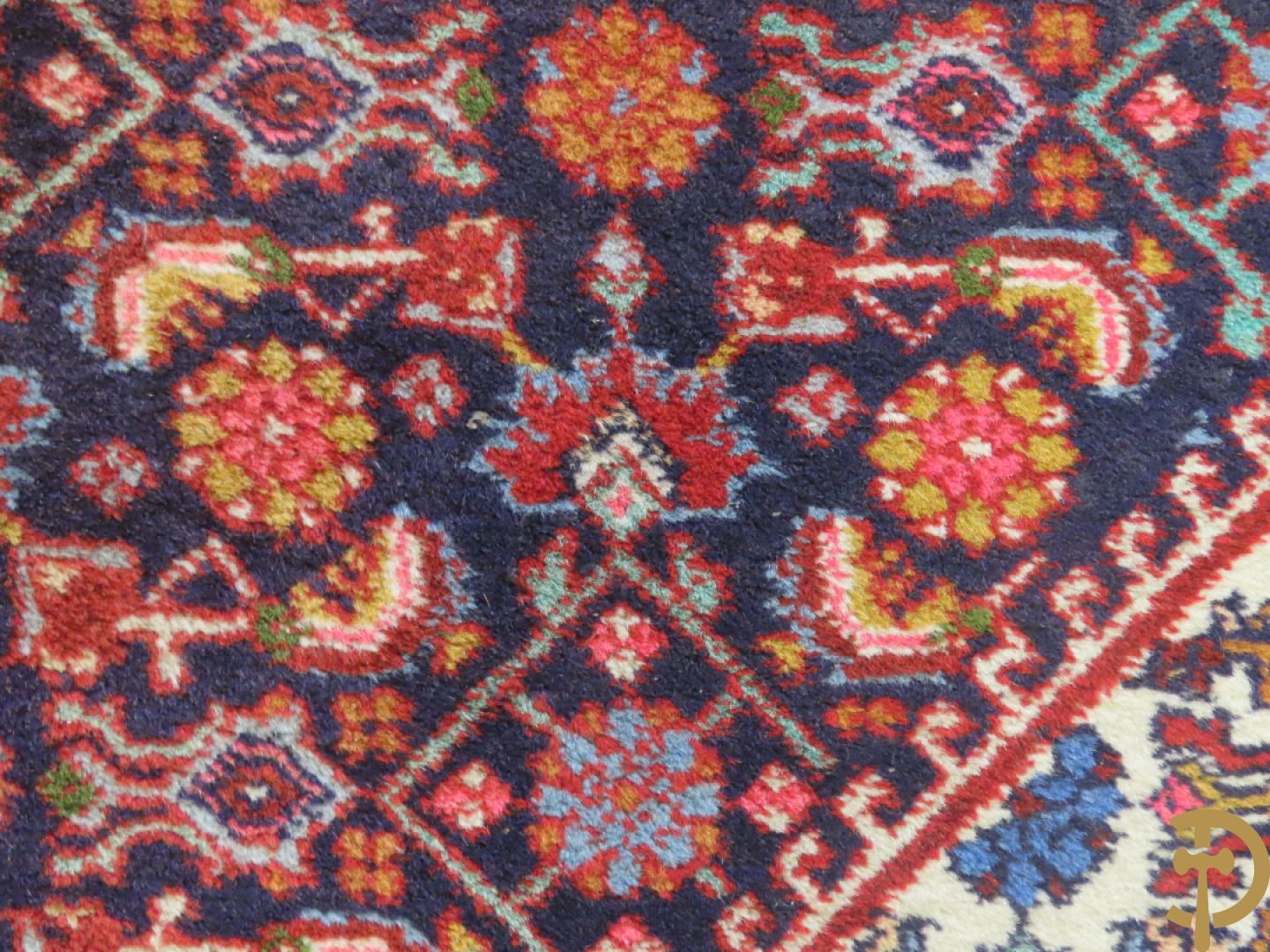 Oosters handgeknoopt tapijt met centraal decor