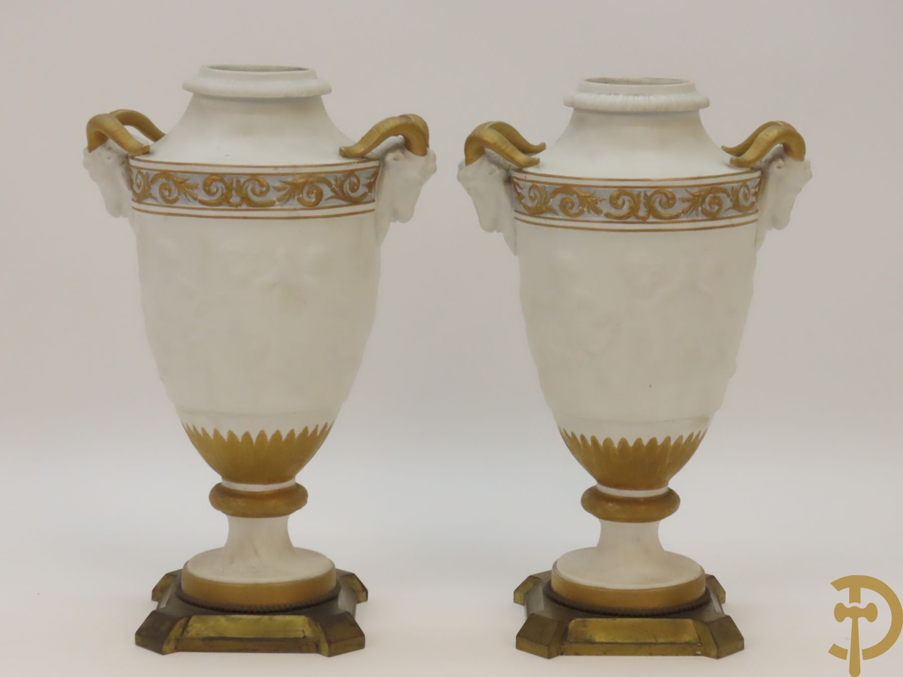 Paar porseleinen vazen met ramskoppen en basrelief van cupido