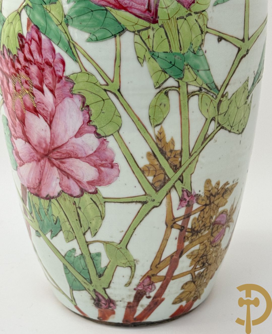 Paar Chinese porseleinen vazen met bloemen- en vogeldecor, achteraan getekend