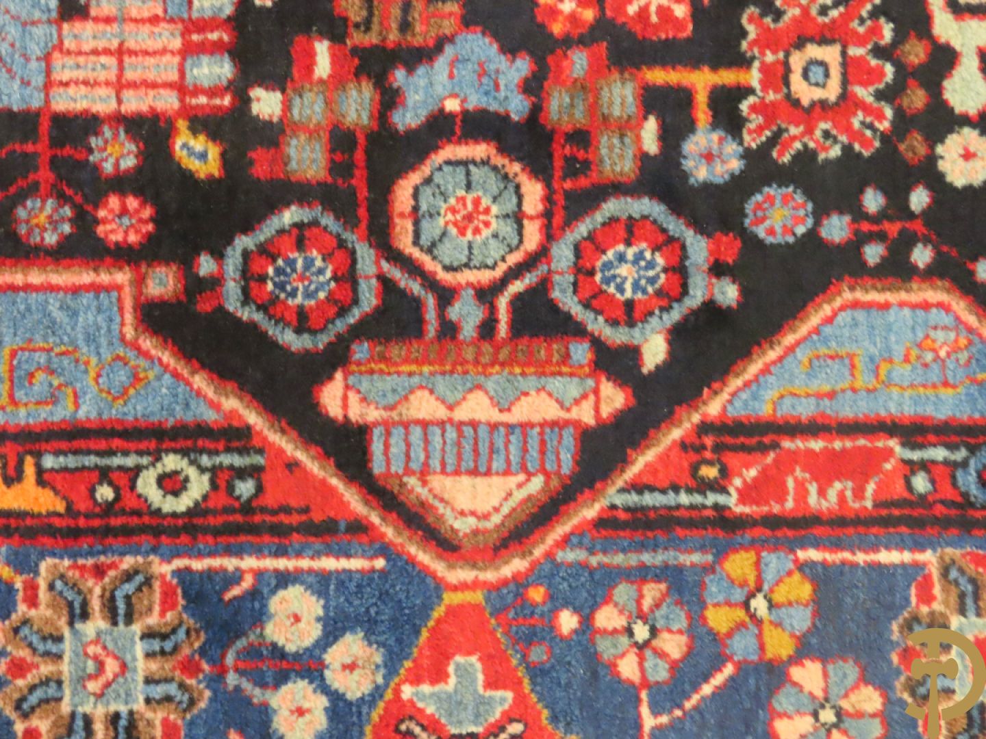 Handgeknoopt oosters tapijt met decor van bloemen in amfoor