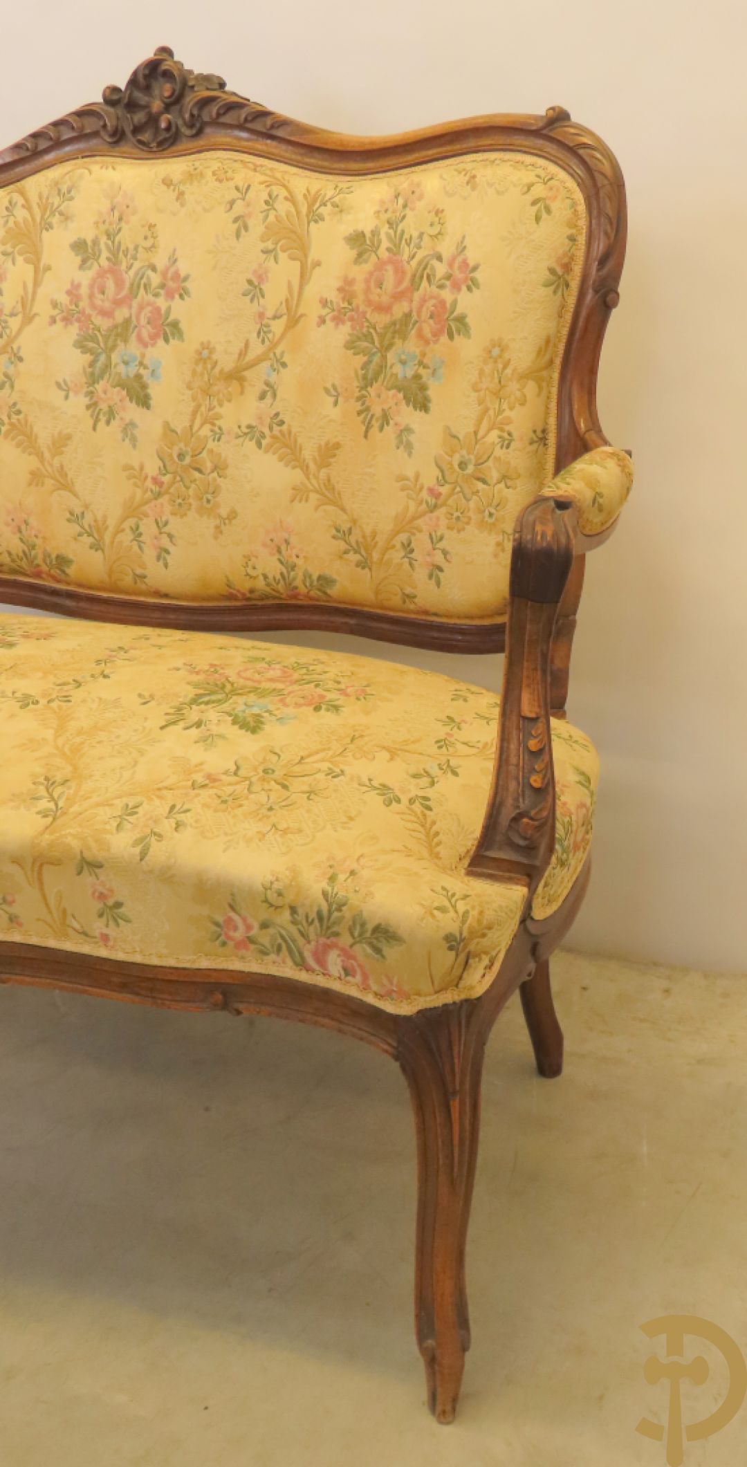 Vijfdelig Louis XV salonensemble in beuk bestaande uit tweezit, 2 armzetels en 2 stoelen