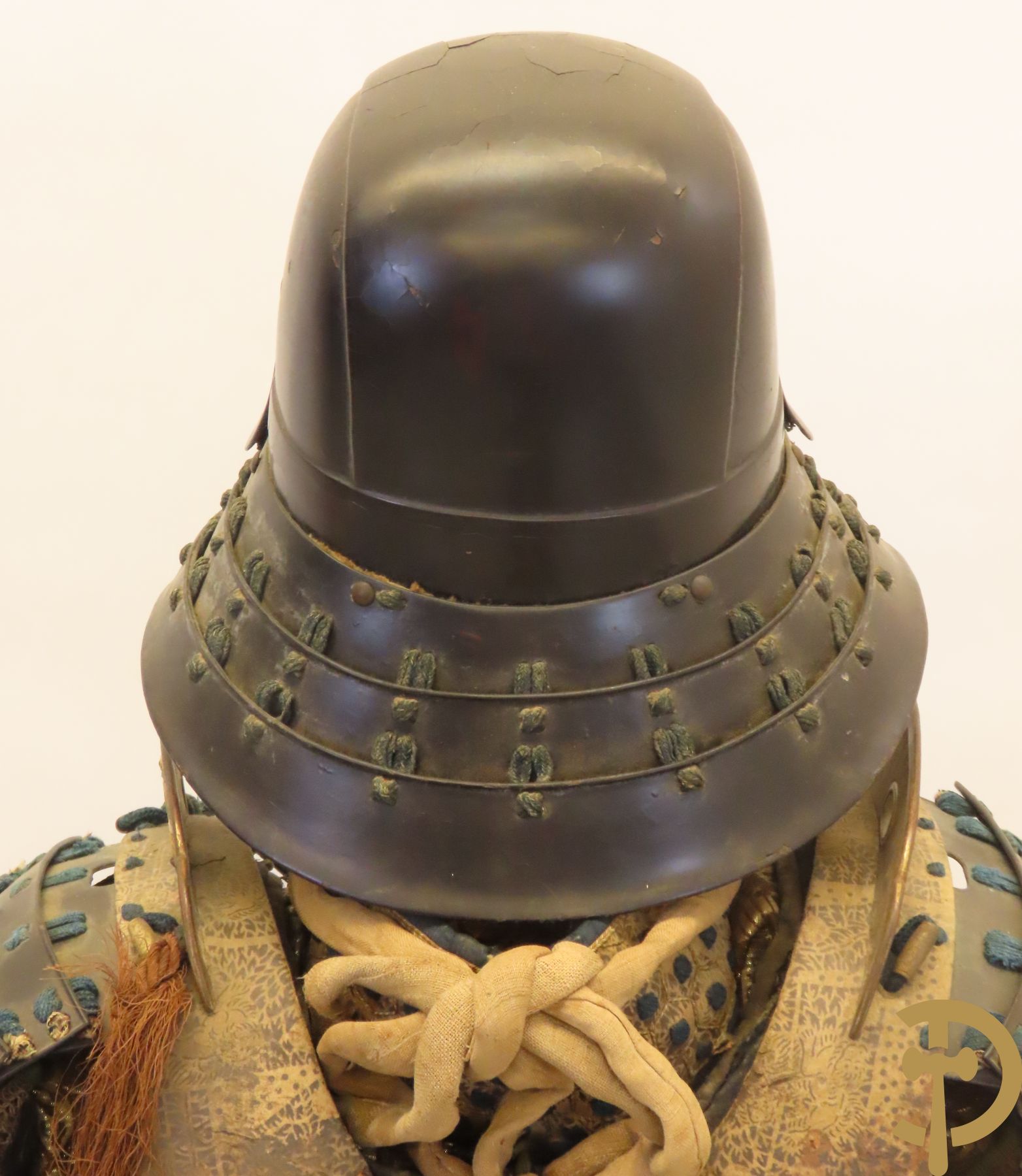 Aziatische antieke samurai uitrusting met helm gemonteerd op statief - type Okegawa Gusoku van ijzer en Kusari in leder.