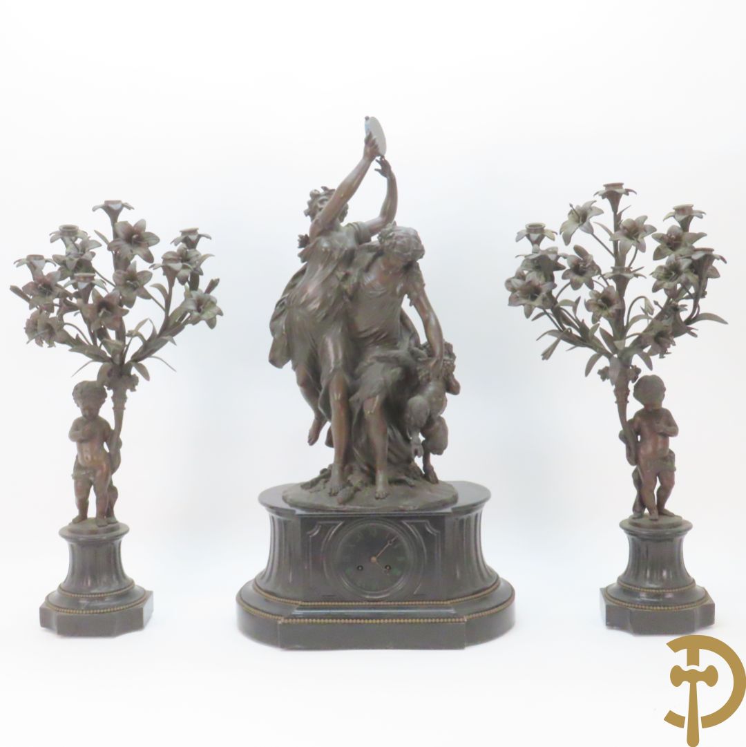 CLODION getekend - Paar elegante bronzen dames met tambour en fruit, geflankeerde door jonge faune, op marmeren klokstel - opgebouwd als garnituur met 2 kandelaars met bronzen kindjes dragende een toorts met bloemen en kaarsen