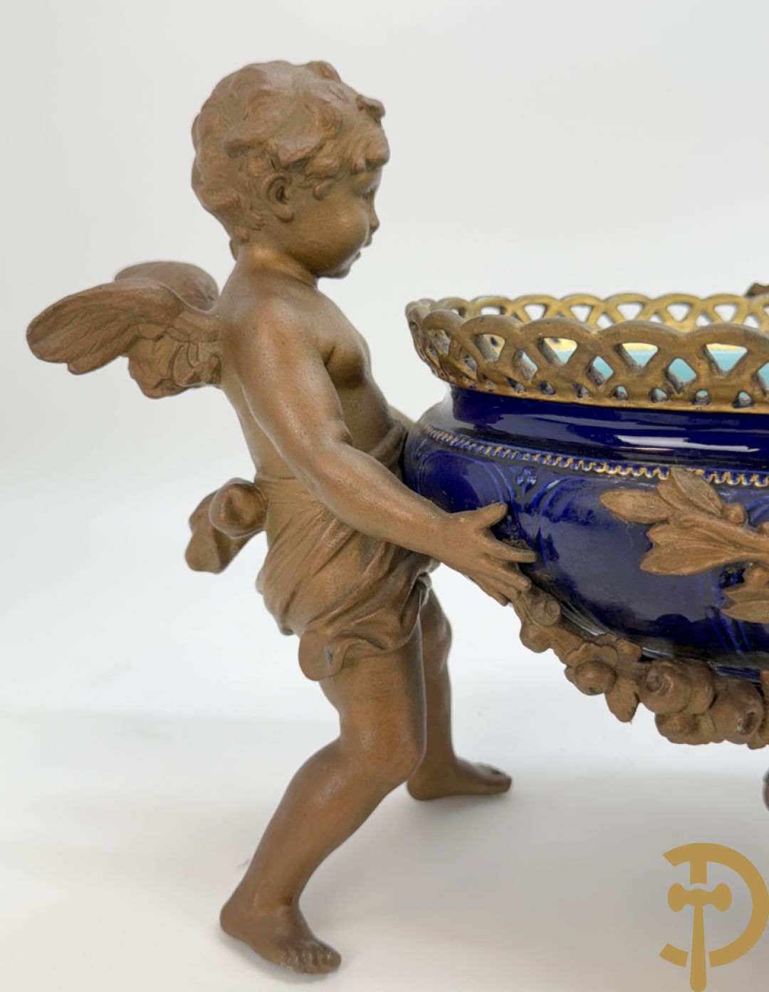 Blauwe coupe gehouden door paar zamak cupido