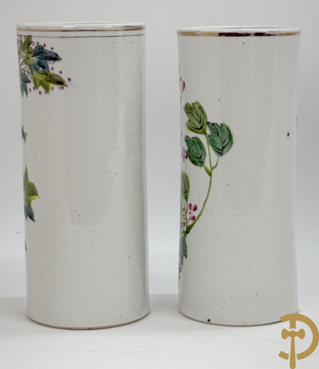 Twee rolvazen met bloemen- en vogeldecor + dekselpotiche met vogeldecor + Chinese vaas met decor van dames en kinderen