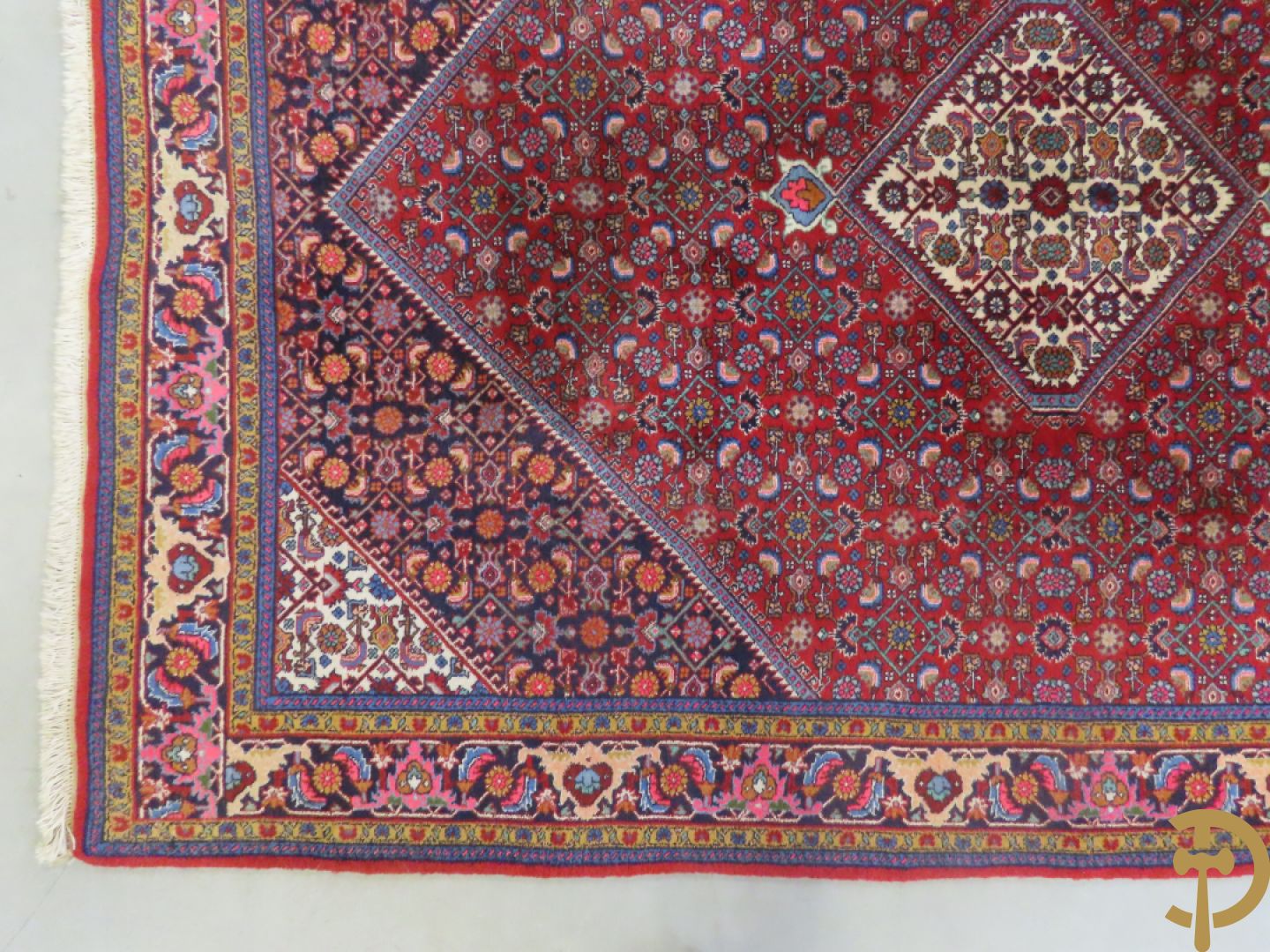 Oosters handgeknoopt tapijt met centraal decor