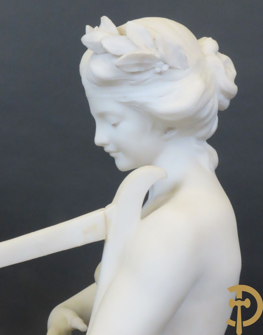Prof. Fagioli Firenze getekend : Witte marmersculptuur van zittende dame met ontblote boezem met muziekinstrument