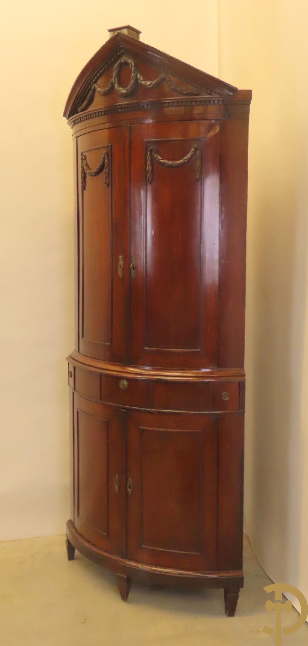 Mahoniehouten hoekkast met gebogen deuren - bovenaan met fronton en Louis XVI motieven, laat 18e