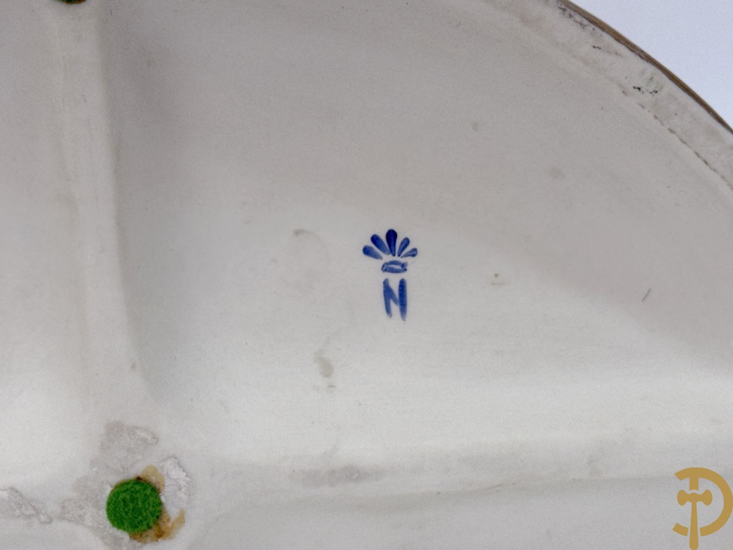 Zes porseleinen groepen Capo di Monte : Paarden met koets, oude man op bank, dame met kinderen, cupido