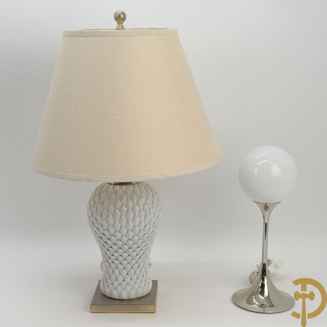 Vintage lamp met witte artisjok motief + vintage lamp met witte bol op chromé voet