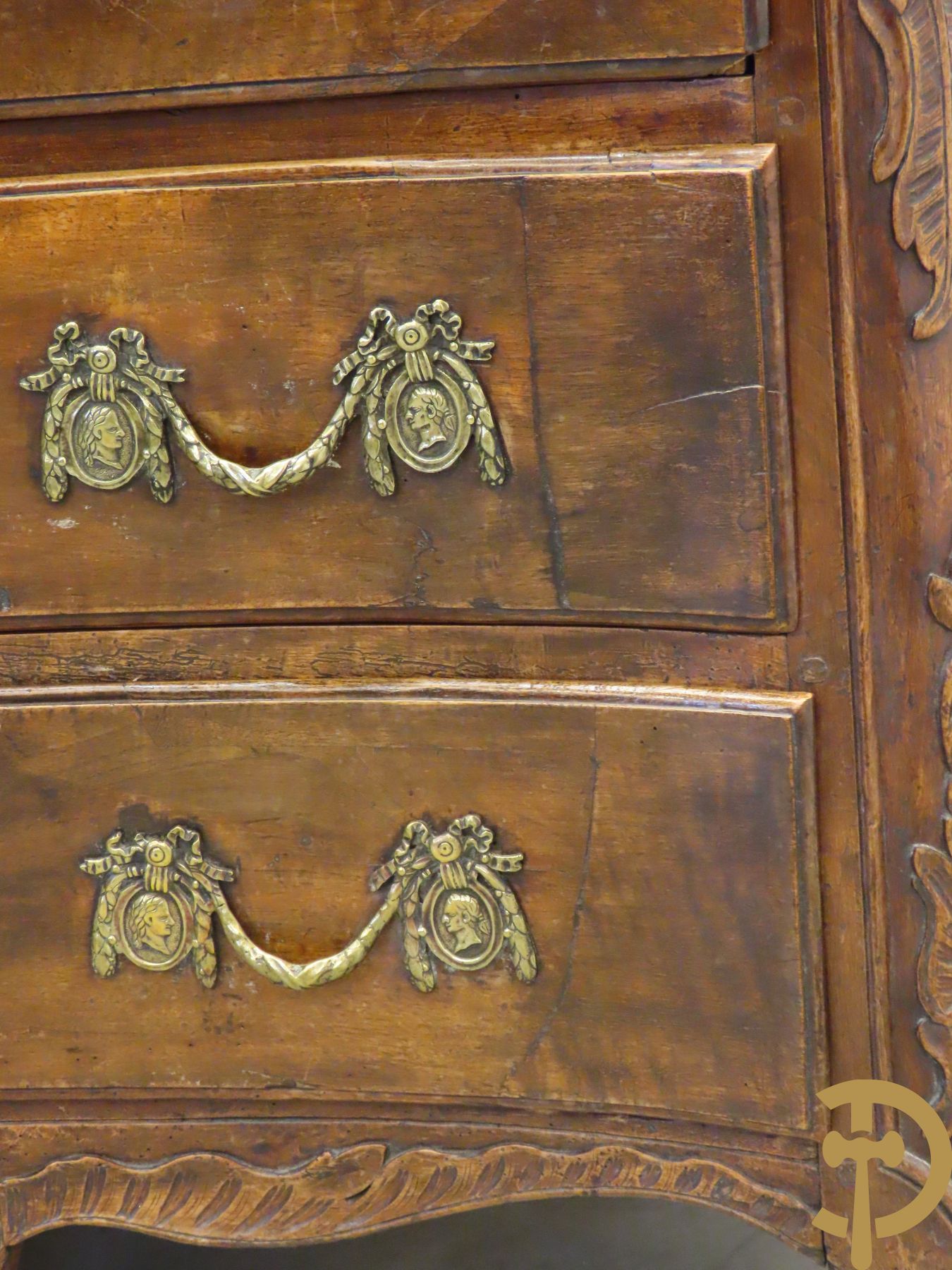 Notelaren orgelgebogen drieladencommode met afgeronde zijkanten, Louis XIV stijl