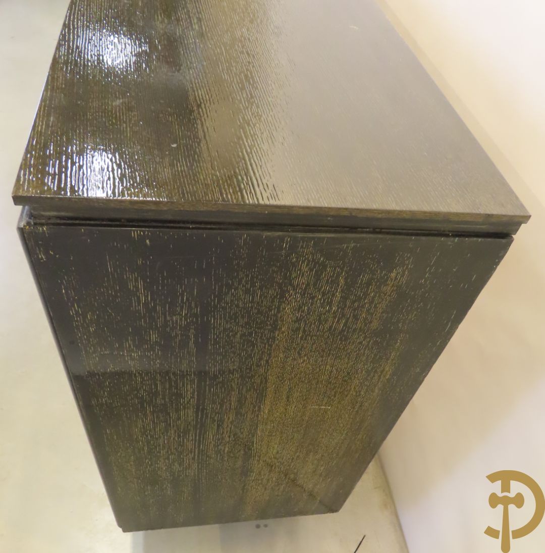 Art deco dressoir met 2 deuren en koperen baguette op sokkel