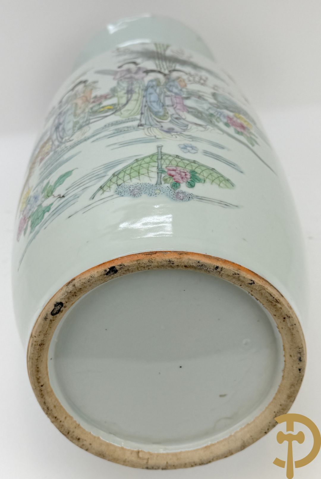 Paar Chinese porseleinen vazen met decor van dames in landschap