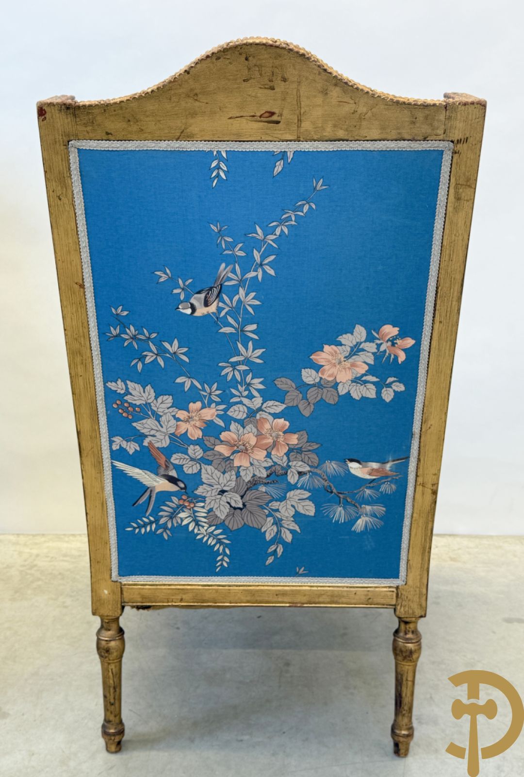 Twee vergulde bergères met gesculpteerde accanthusranken en guirlandes