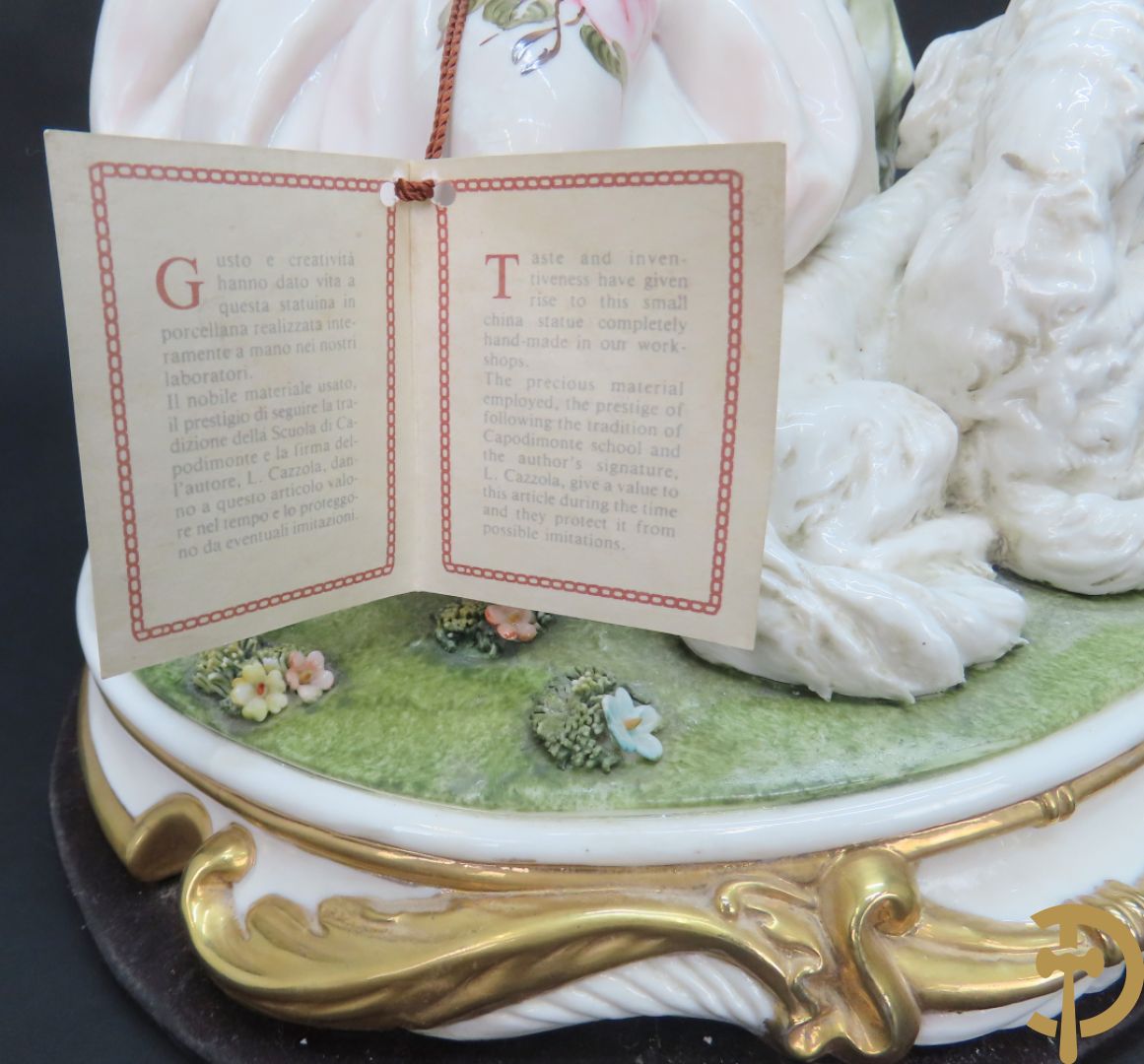 Italiaans porseleinen sierbeeld van zittende dame met 2 windhonden, L. Cazzola getekend en Capo di Monte gemerkt achteraan