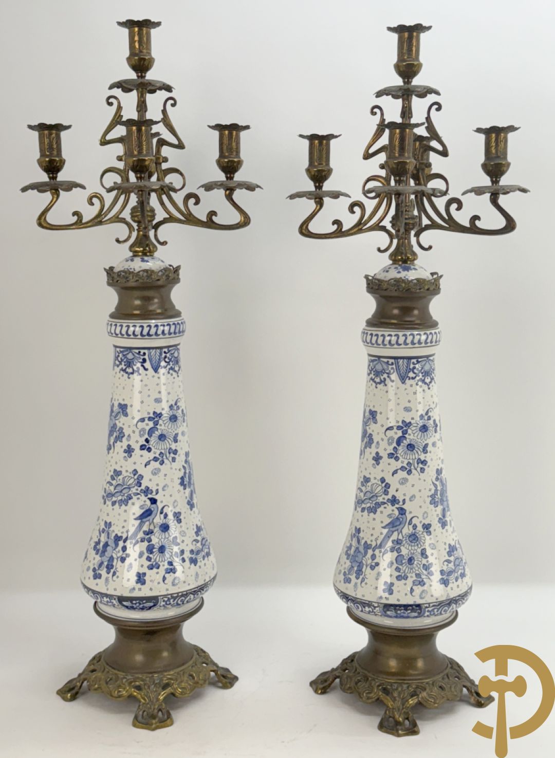 Driedelige garnituur met faience in Delftse stijl en bezet met koperen Jugendstil kandelaars, rond 1900