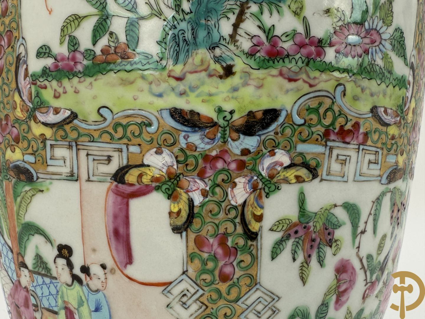 Chinese porseleinen Kanton vaas met geanimeerde taferelen en natuurdecor