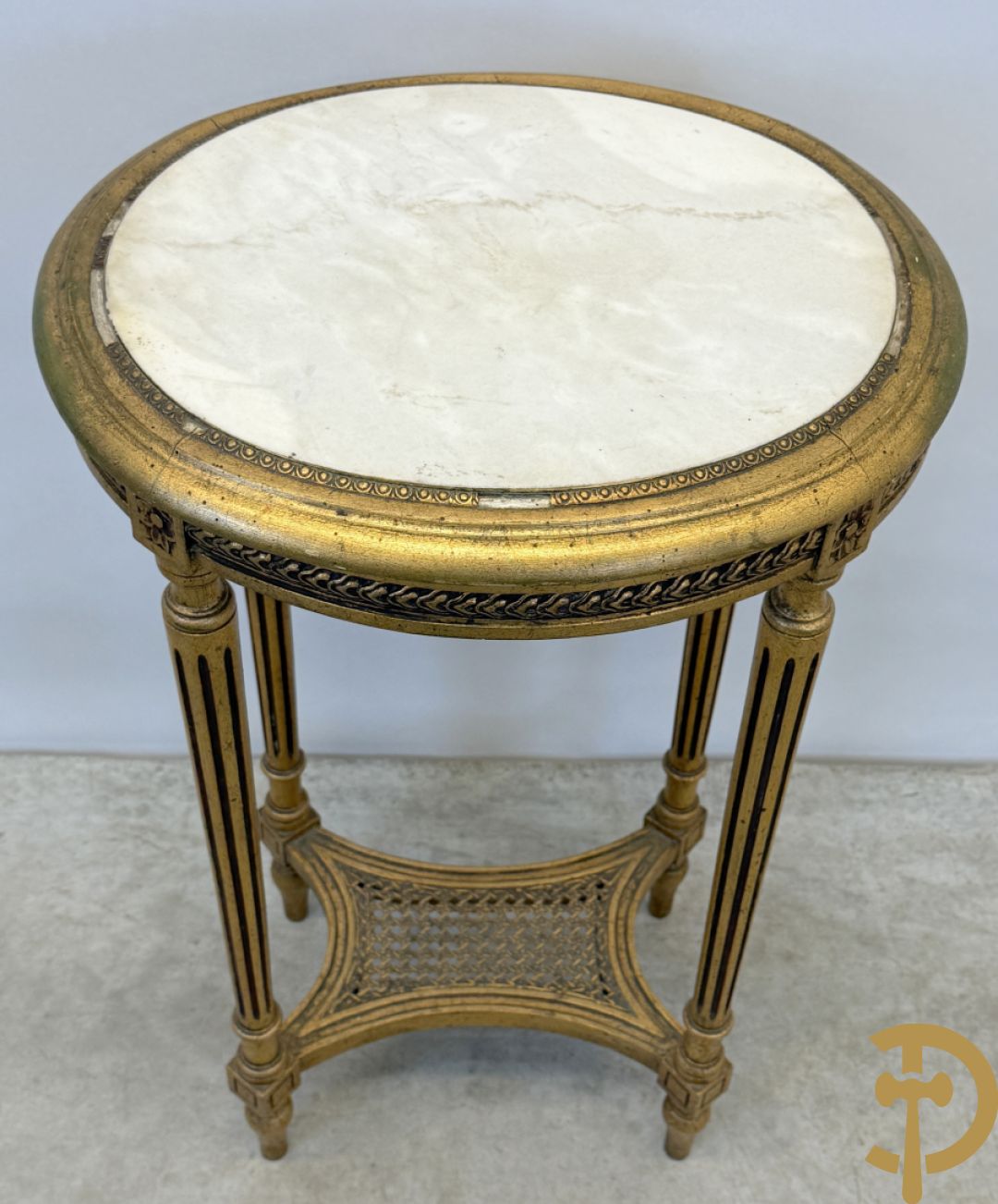 Vergulde Louis XVI bijzettafel met wit marmeren blad op gecanneleerde poten
