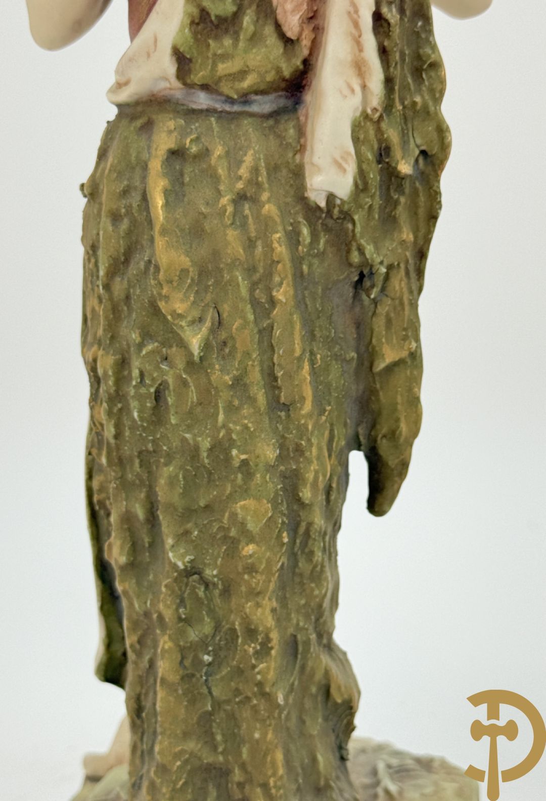 Herderspaar met ram in Royal Dux, onderaan gemerkt 351 en 352