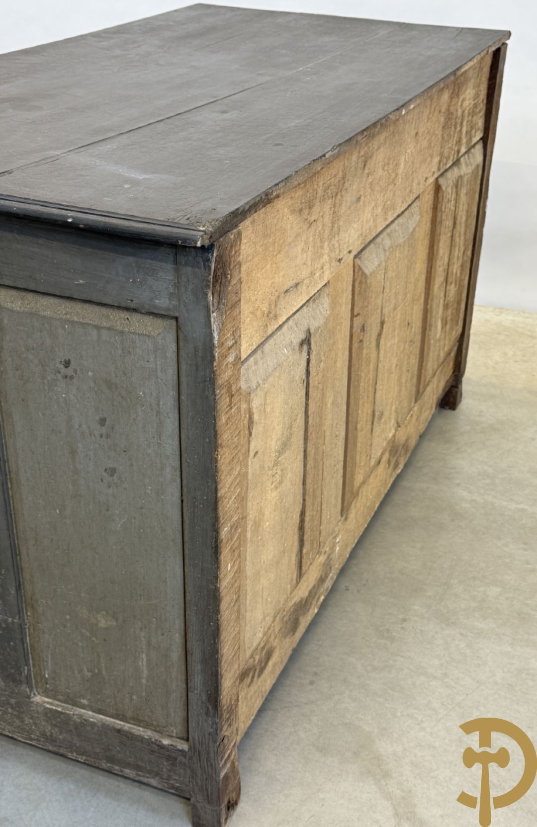 Gepatineerde tweedeursdresse met afgestoken panelen