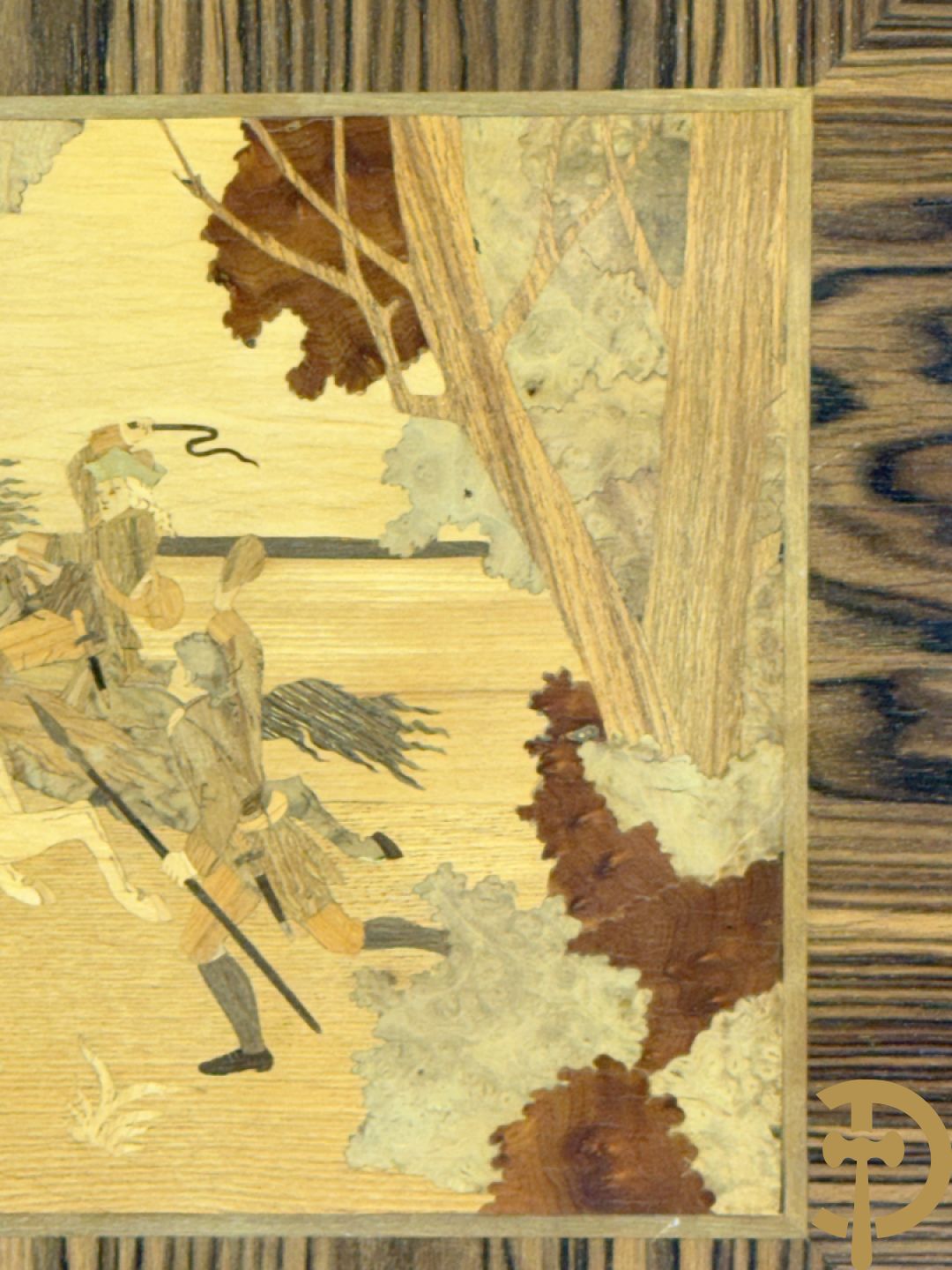 Gemarketteerde jachtscène met honden en paarden in houtsnijwerk