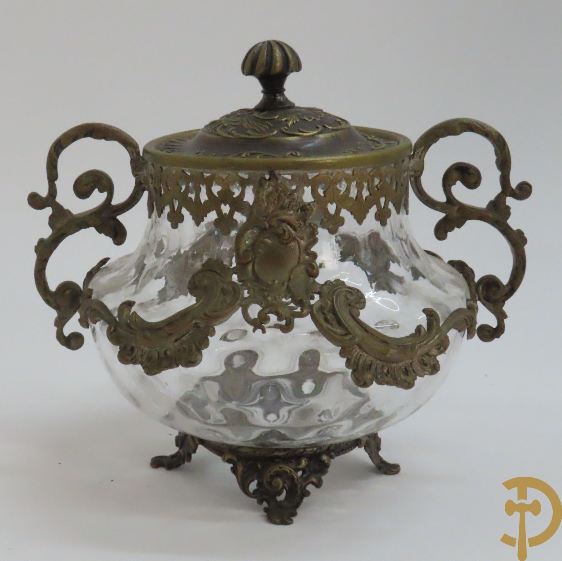 Twee decanteurs + olie- en azijnstel + 2 schenkkannen + twee-orig dekselpotje