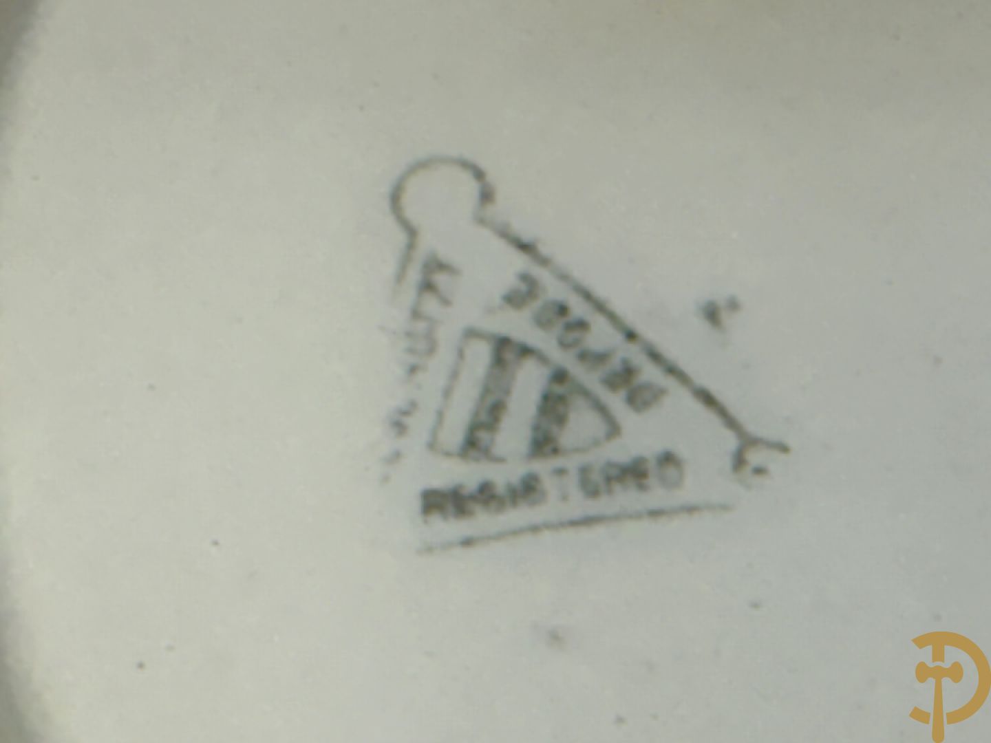 Keramieken boterschaal gehouden in houten gesculpteerde omranding met accanthusranken, onderaan gemerkt Waechtersbach