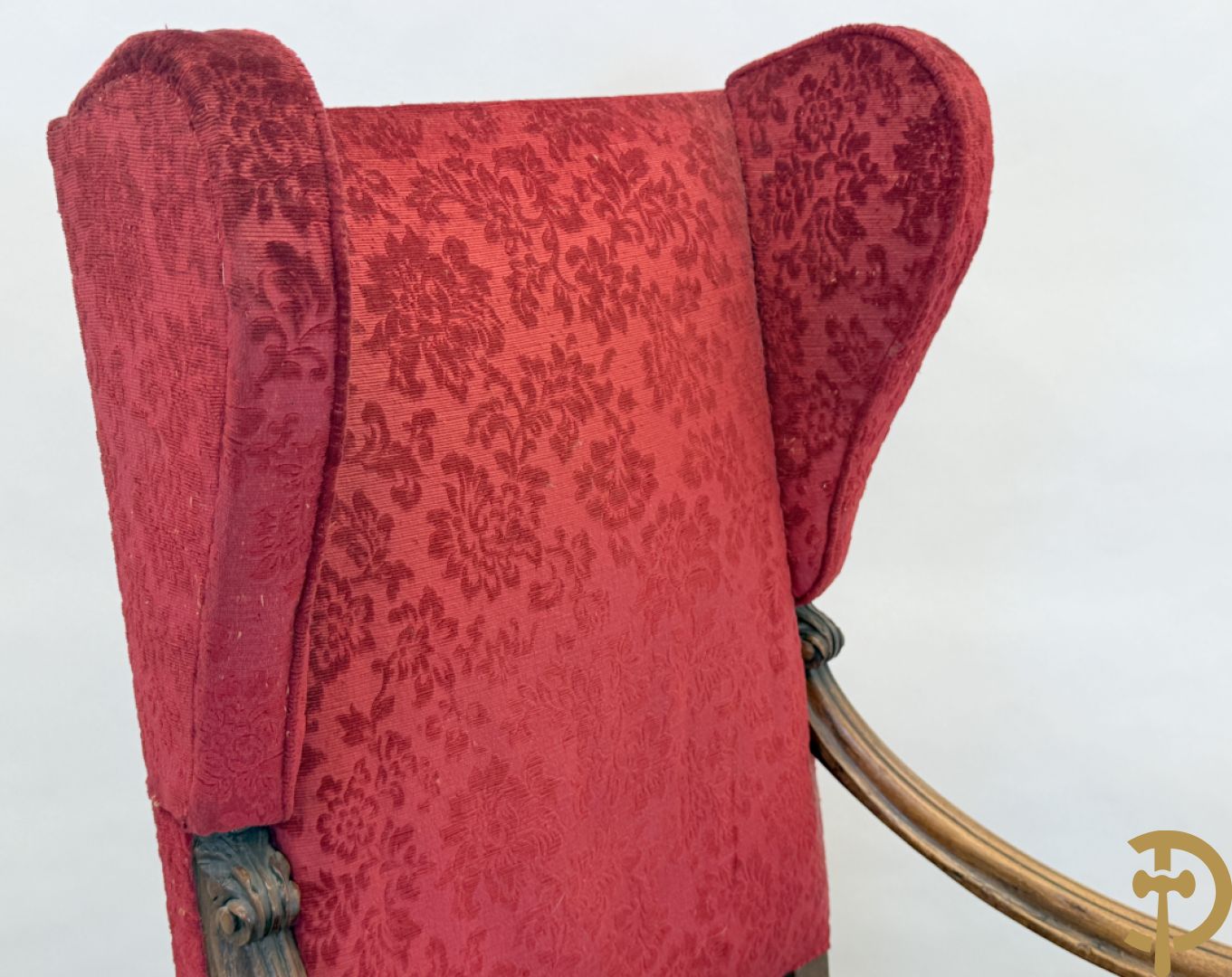 Paar armzetels met voluutvormige armleuningen, bordeaux stof, gesculpteerd met accanthusranken + Armzetel met bordeaux stof, vollutvormige armleunungen en gesculpteerd met accanthusranken