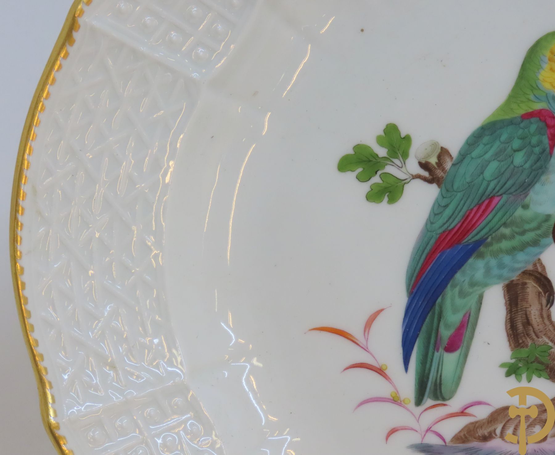 Zes porseleinen borden onder gemerkt met zwaarden / Meissen : 1 bord met stadstafereel, 1 verlucht bord met drakendecor, 1 bord met vogeldecor, 1 met bloemen en 2 met bloemendecor omgeven door vergulde rand