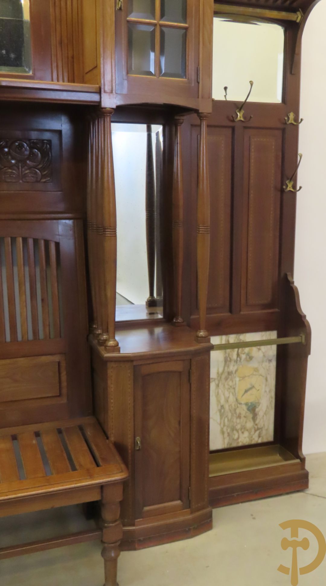 Notelaren Art Deco bank met étagère en paraplustaanders - centraal met spiegel