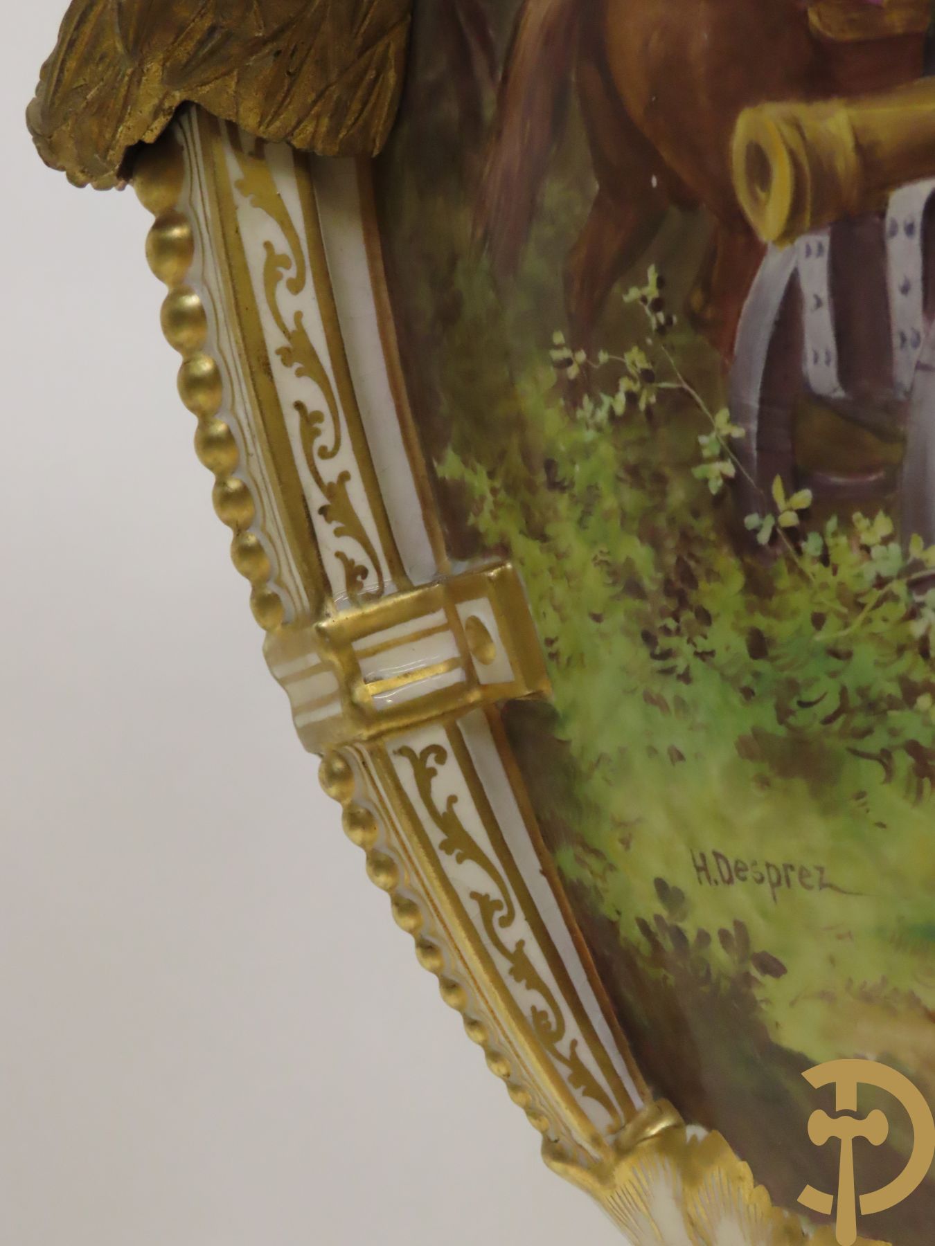 Grote porseleinen Sèvres vaas met dubbel decor van cavalerie, slagveldtaferelen en zicht op kasteel, DESPREZ H. getekend in het decor - bovenaan met verguld decor en zijdelings met bronzen oren en accanthusranken - deksel met Sèvres merkteken - op vierkante bronzen sokkel met klauwepoten