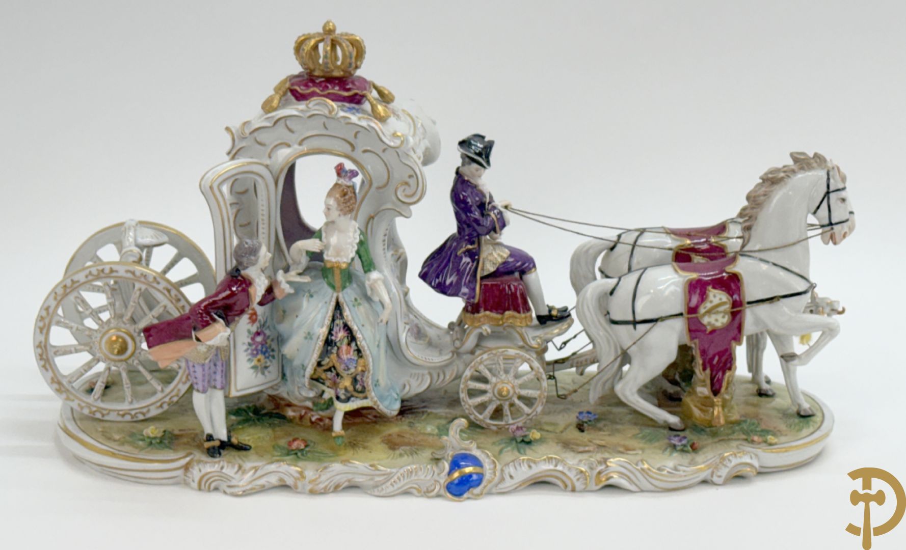 Porseleinen meerkleurige groep met koets, edeldame, lakei, ruiter en 2 paarden