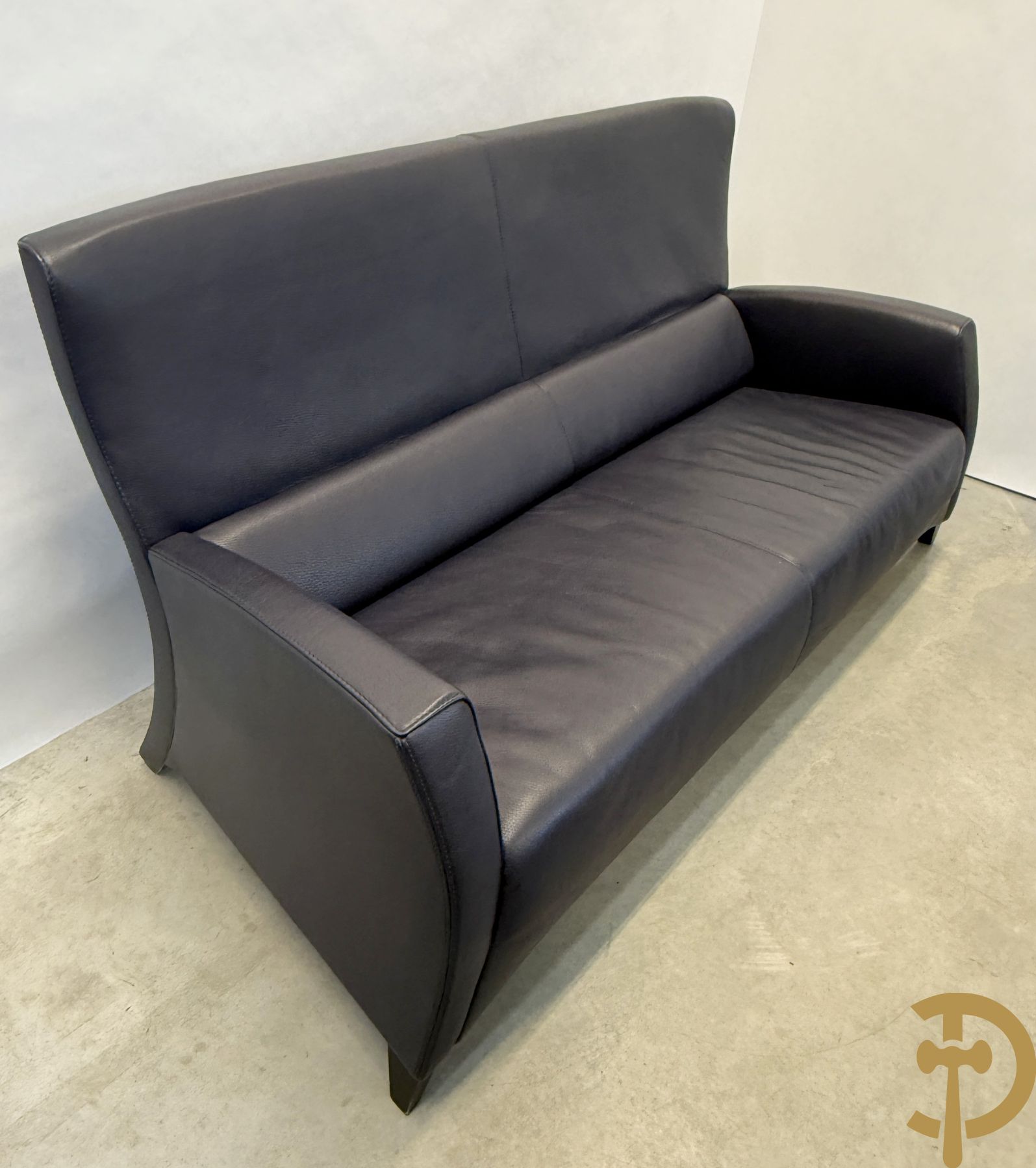 Blauw lederen salonensemble Durlet bestaande uit driezit, 2 fauteuils, 2 voetbankjes en bijzettafeltje met leder overtrokken