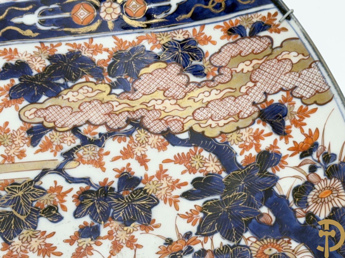 Grote Japanse Imari schotel met decor van draken, vissen en bloemen