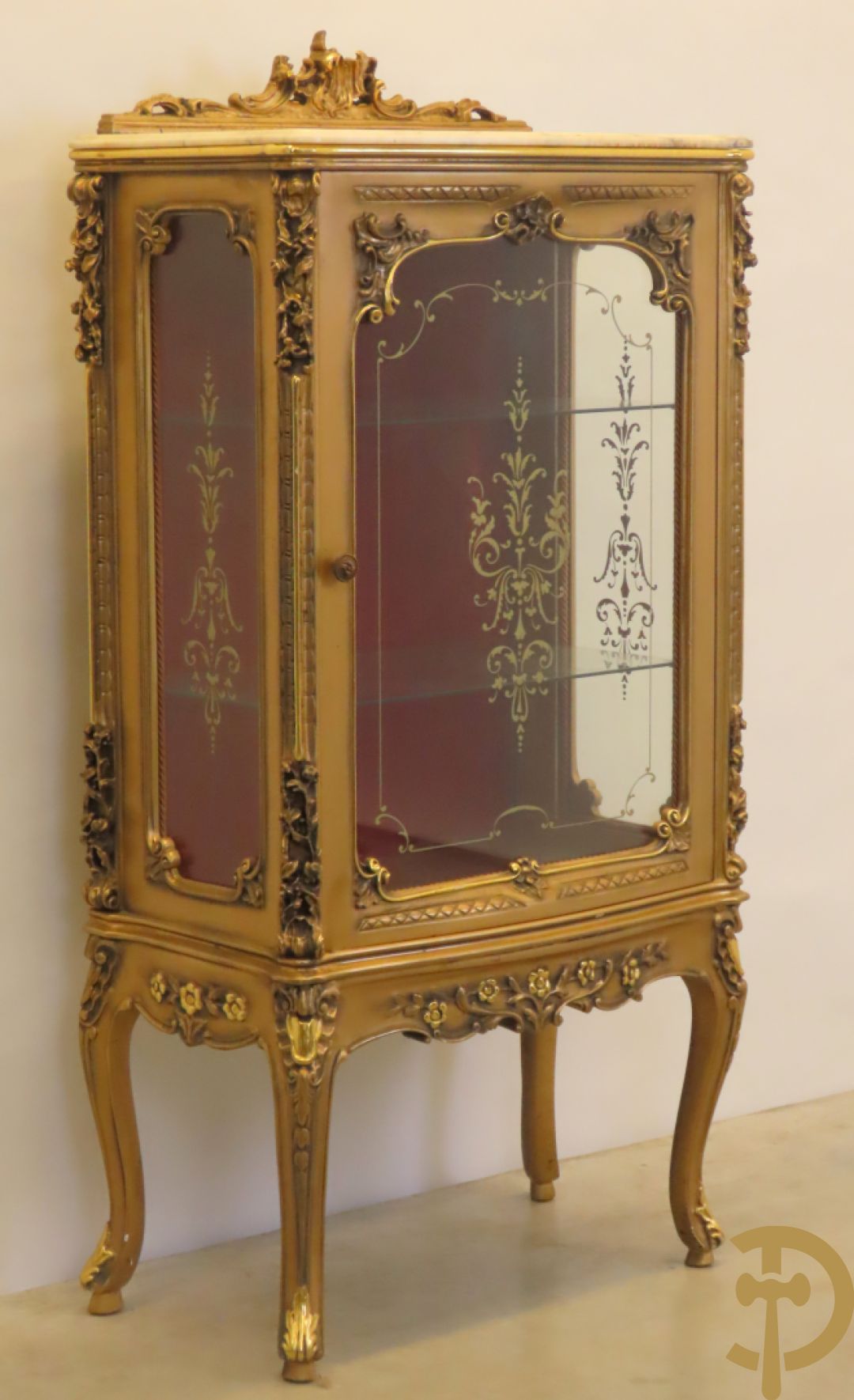 Vergulde vitrine met accanthusranken en ornamentiek in de ruiten geslepen, bovenaan bezet met marmeren blad