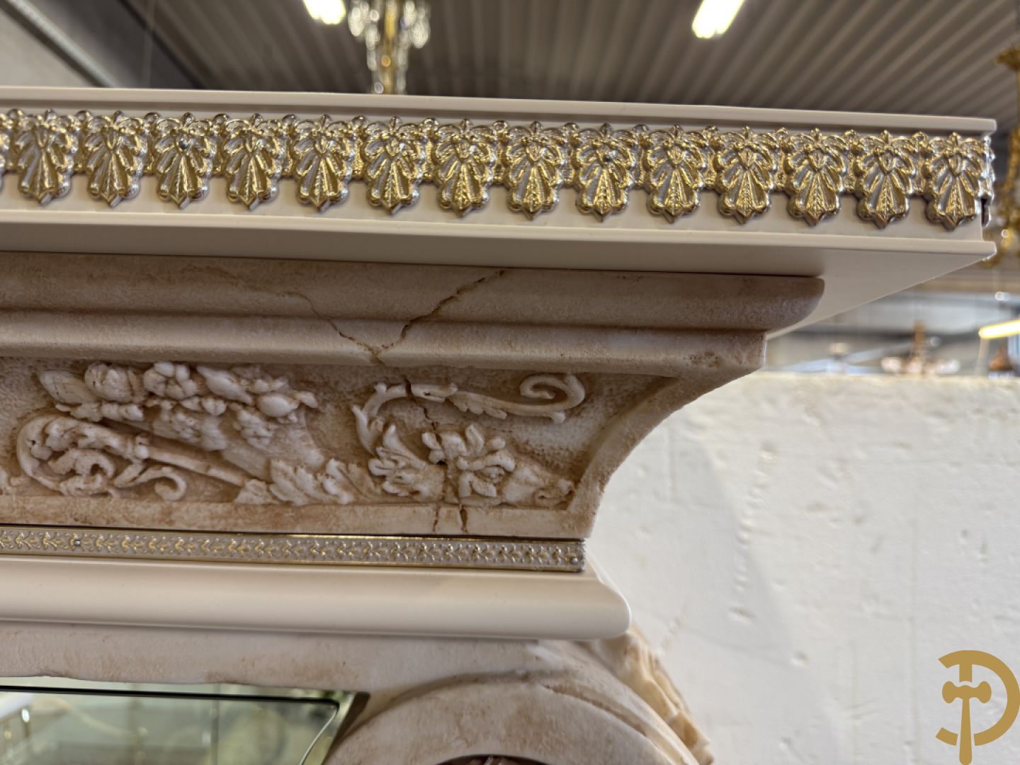 Uitzonderlijke eetkamer bestaande uit dressoir met 4 deuren en 2 lades op voluutvormig onderstel met rocailles opzij en boven met spiegel + bijhorende vitrine + console + spiegel + tafel op voluutvormig onderstel + 6 bijhorende armzetels met koperen frame - uniek ontwerp door de firma Vidal Grau Spaanse makelij, begin jaren 