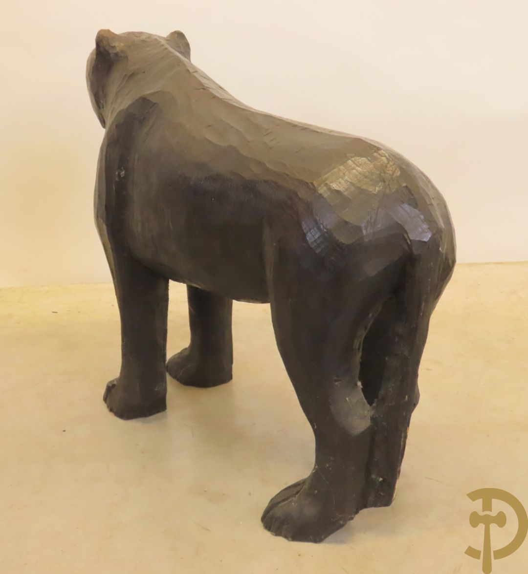 Kareem I.A. getekend onderaan : Houtgesculpteerde en gepatineerde panter