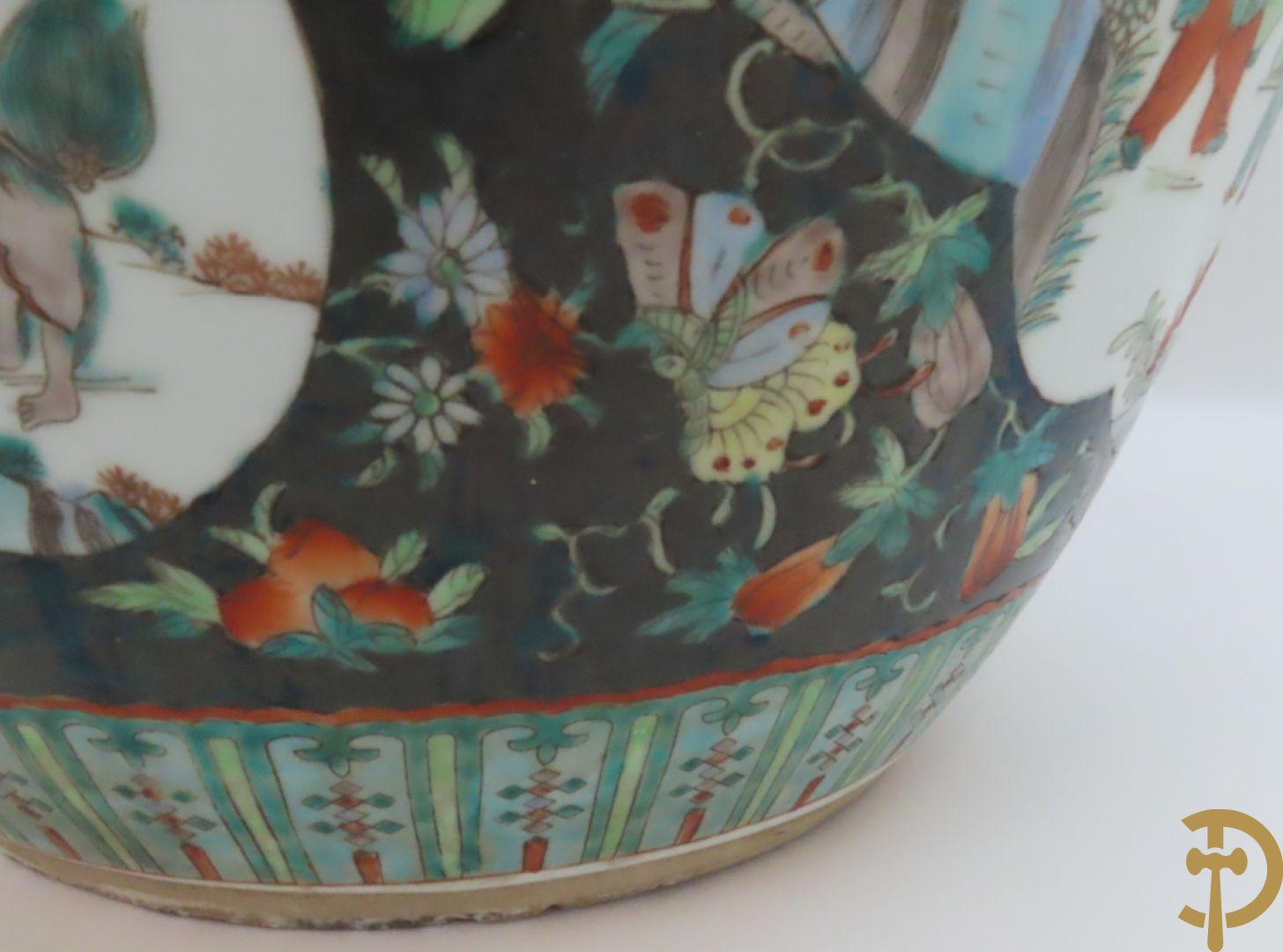 Chinese porseleinen cachepot met geanimeerd decor op zwarte fond met bloemen