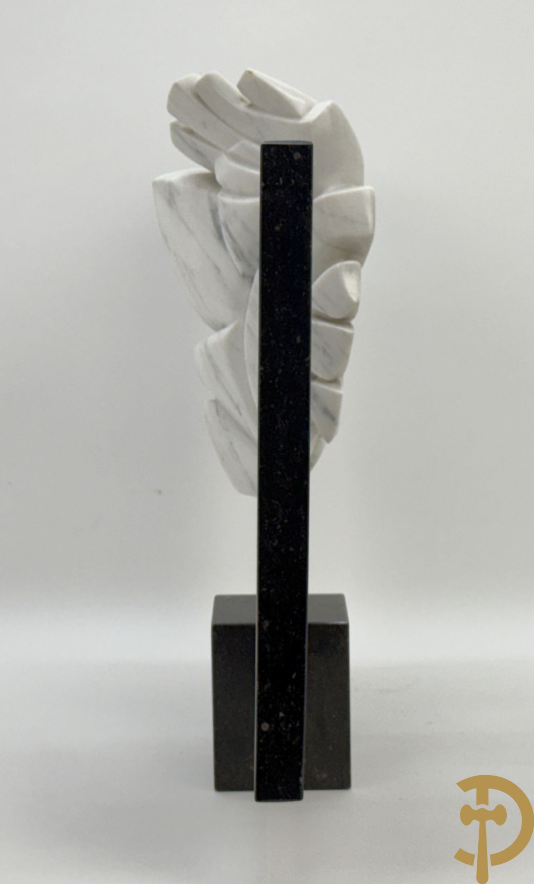 Ongetekend wit marmeren beeld op granieten onderstel