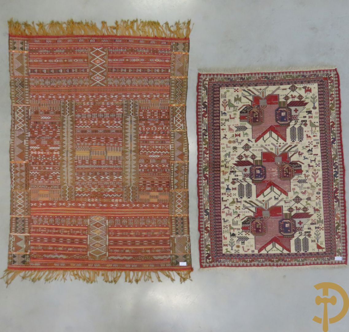 Twee oosterse handgeknoopte tapijten Kaukasus (1 met fijn geometrisch patroon en 1 met dierenmotieven en geometrisch patroon)